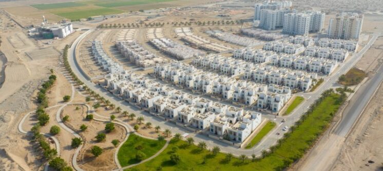 "صورة جوية لمشروع تطوير عمراني حديث في جدة يعكس رؤية السعودية 2030 في التوسع العمراني وجودة الحياة."