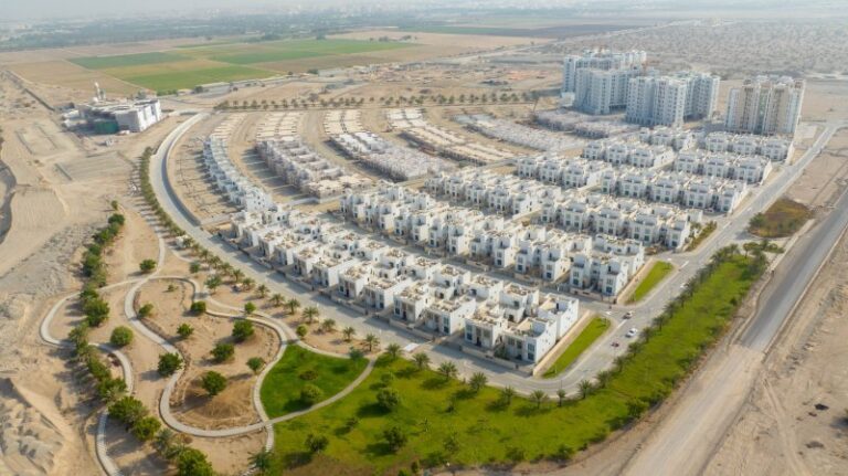 "صورة جوية لمشروع تطوير عمراني حديث في جدة يعكس رؤية السعودية 2030 في التوسع العمراني وجودة الحياة."