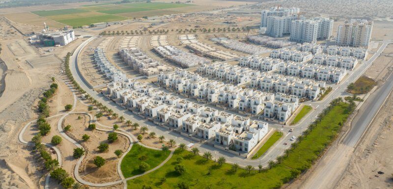 "صورة جوية لمشروع تطوير عمراني حديث في جدة يعكس رؤية السعودية 2030 في التوسع العمراني وجودة الحياة."